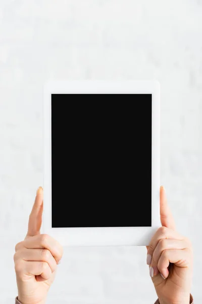 Vista Parziale Della Donna Con Tablet Digitale Con Schermo Bianco — Foto Stock