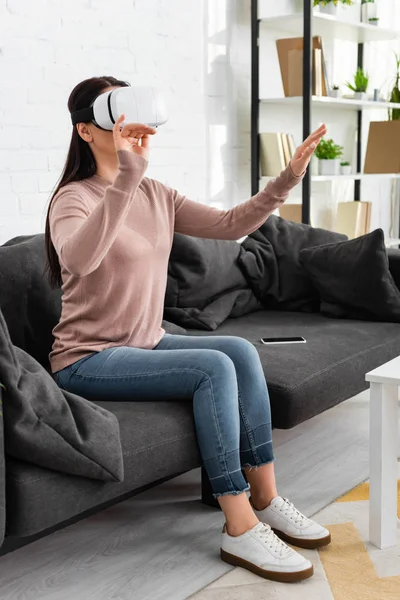 Woman Gesturing Using Virtual Reality Headset While Sitting Sofa Smartphone — Stock Photo, Image