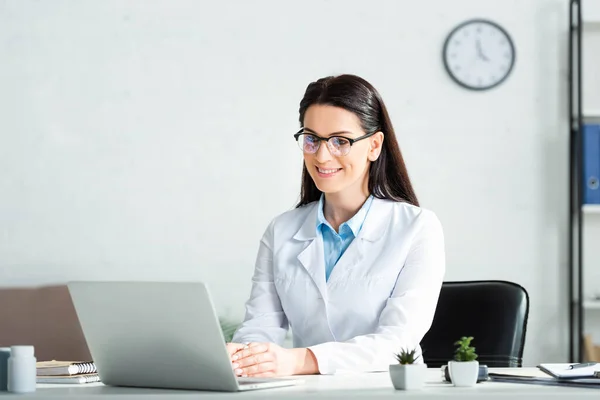 Female Smiling Doctor Having Online Consultation Patient Laptop Clinic Office — Stock Photo, Image