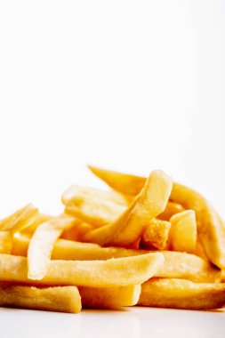 Beyaz üzerine izole edilmiş taze altın patates kızartması yığını