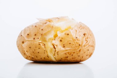 Beyaz arka planda lezzetli bir patates.