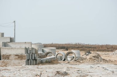 Sahada beton bloklar ve inşaat malzemeleri