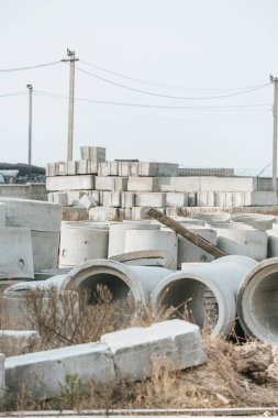 İnşaat alanında beton bloklar ve inşaat malzemeleri