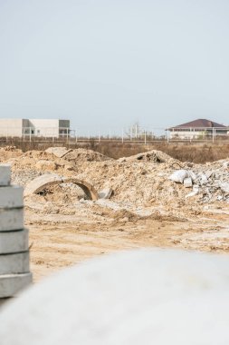 Toprak yolda beton blokların ve kum kalıplarının seçici odak noktası 