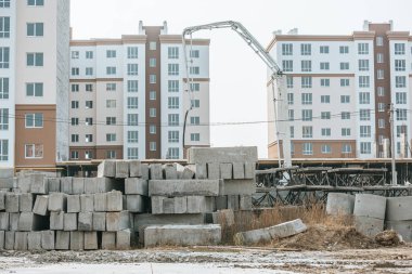 Beton blokları ve ağır makineleri olan inşaat alanı