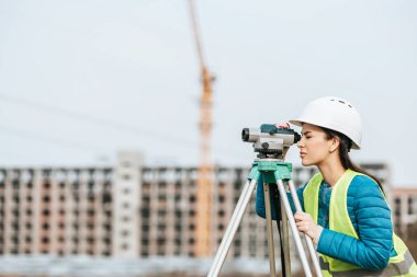 Dijital seviyeyle çalışan Ölçümcünün yan görünümü