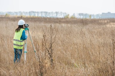 Alandaki dijital seviyeyle çalışan arazi araştırmacılarının arka planı