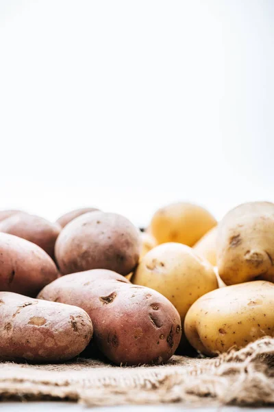 Batatas Cruas Orgânicas Sobre Fundo Branco — Fotografia de Stock