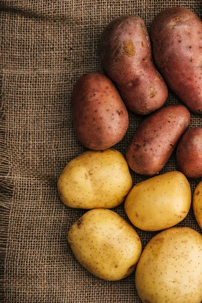 Bovenaanzicht Van Biologische Rauwe Aardappelen Bruin Rustieke Zak — Stockfoto