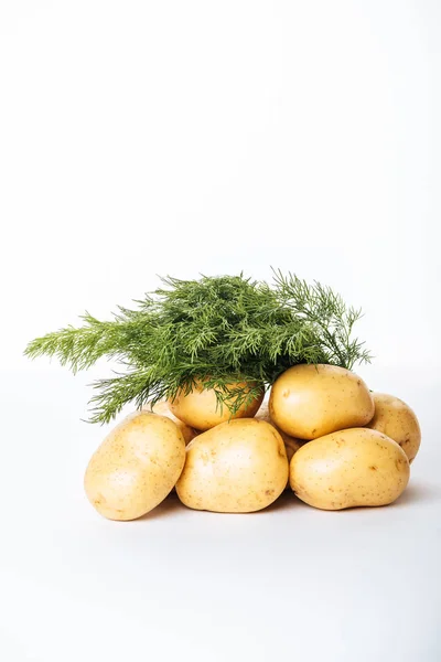 Rauwe Aardappelen Met Verse Dille Witte Achtergrond — Stockfoto