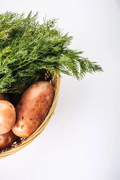 Draufsicht Auf Rohe Kartoffeln Mit Frischem Dill Weidenkorb Isoliert Auf — Stockfoto