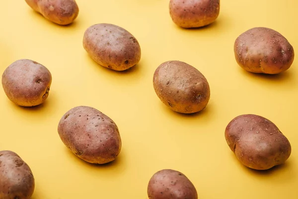 Patrón Patatas Frescas Enteras Crudas Sobre Fondo Amarillo — Foto de Stock