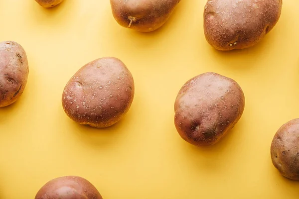 Patrón Patatas Frescas Enteras Crudas Sobre Fondo Amarillo — Foto de Stock