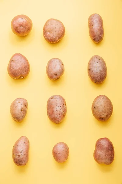 Bovenaanzicht Van Rauwe Hele Verse Aardappelen Gele Achtergrond — Stockfoto