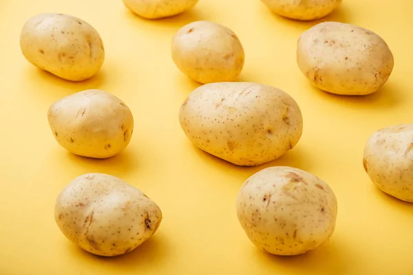 Patrón Patatas Frescas Enteras Crudas Sobre Fondo Amarillo — Foto de Stock