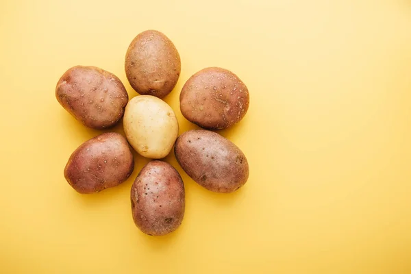 Bovenaanzicht Van Rauwe Hele Verse Aardappelen Gerangschikt Bloem Gele Achtergrond — Stockfoto