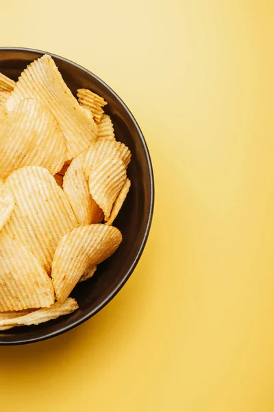 Top View Delicious Crispy Potato Chips Bowl Yellow Background — Stock Photo, Image