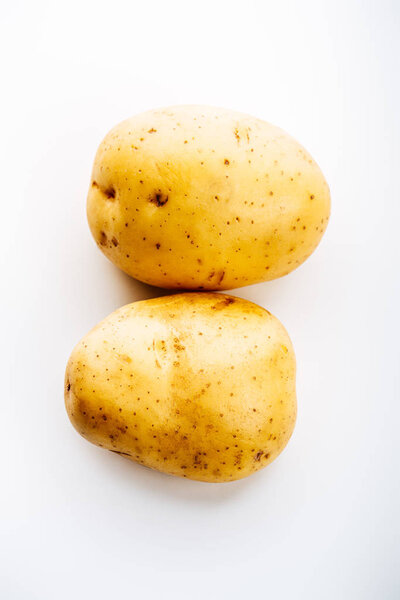 вид сверху на сырой весь свежий картофель на белом фоне
