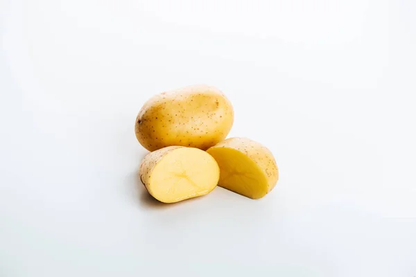 Patatas Frescas Crudas Enteras Cortadas Sobre Fondo Blanco — Foto de Stock