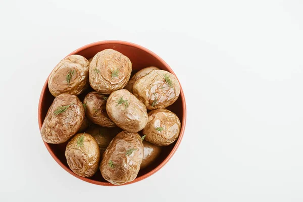 顶部看美味的茄克土豆 在白色孤立的粘土碗中 用菊花装饰 — 图库照片
