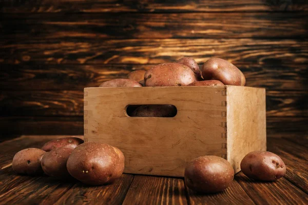 Papas Frescas Maduras Caja Alrededor Sobre Fondo Madera — Foto de Stock