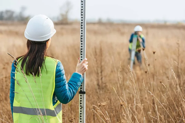 Enfoque Selectivo Los Encuestadores Con Regla Encuesta Nivel Digital Campo — Foto de Stock