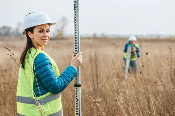 Selektiver Fokus Der Vermessungsingenieurin Mit Lineal Und Kollegin Mit Digitalem — Stockfoto