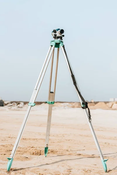 Digital Level Geodesic Measuring Dirt Road Blue Sky Background — Stock Photo, Image