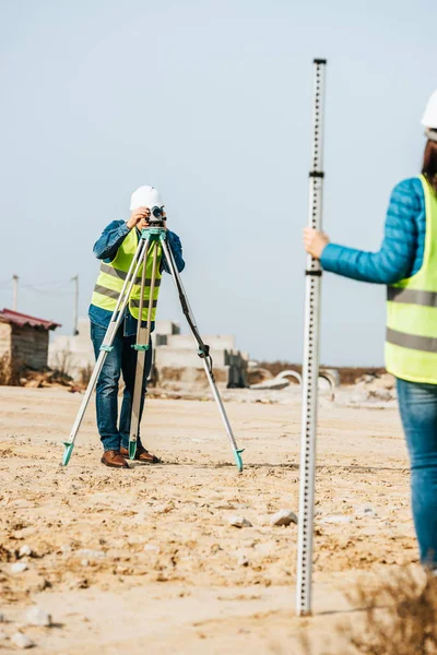 Selective Focus Surveyors Working Ruler Digital Level Construction Site — Stock Photo, Image