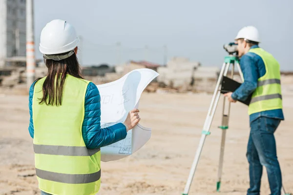 Selective Focus Surveyor Blueprint Colleague Using Digital Level Construction Site — Stock Photo, Image