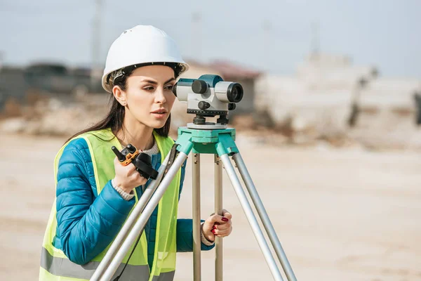Female Surveyor Radio Set Looking Digital Level — Stock Photo, Image