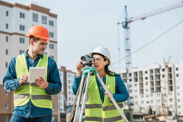 Surveyors Working Digital Tablet Measuring Level Construction Site — Stock Photo, Image