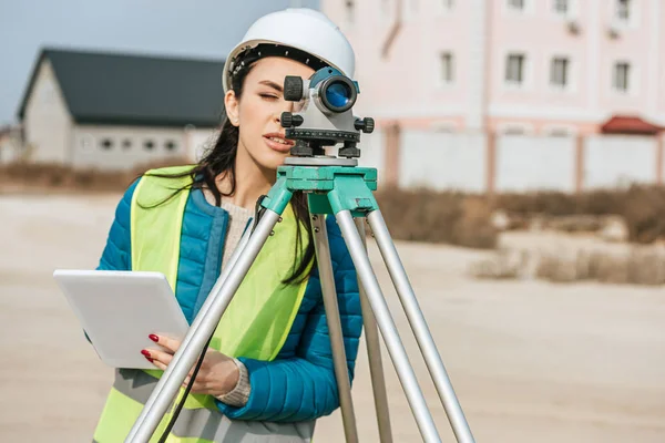 Vermessungsingenieurin Mit Digitalem Tablet Blickt Durch Messpegel — Stockfoto