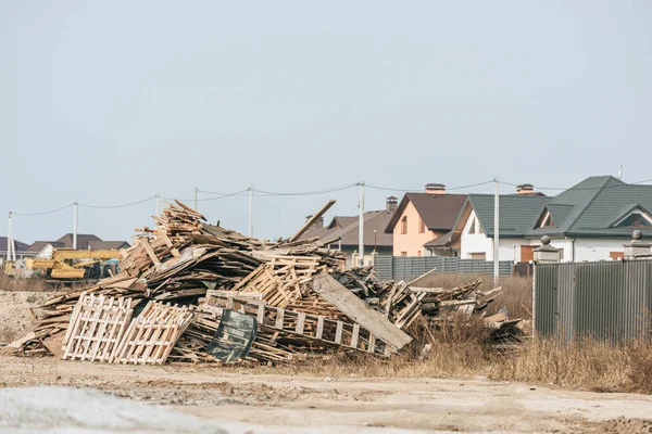 Pile Palettes Bois Avec Des Maisons Arrière Plan — Photo