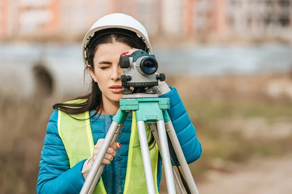 Atractivo Topógrafo Hardhat Trabajando Con Nivel Digital —  Fotos de Stock