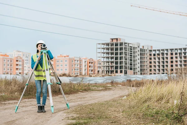 Surveyor Measuring Land Digital Level Construction Site — Stock Photo, Image