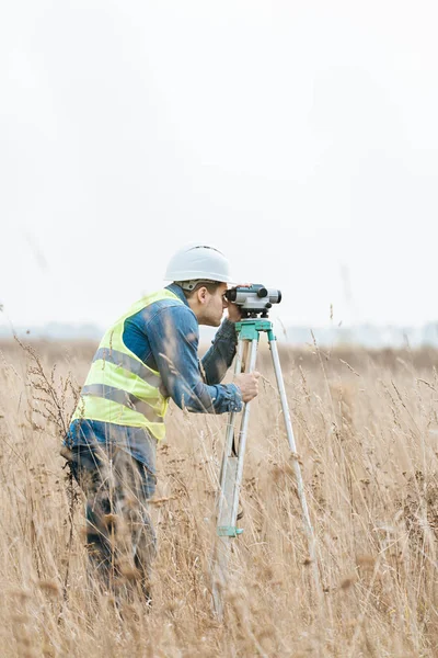 Surveyor Digital Level Measuring Field — Stock Photo, Image
