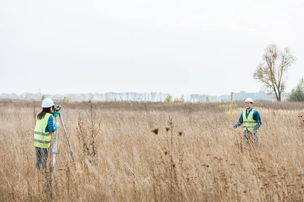 Surveyors Measuring Land Digital Level Ruler Field — Stock Photo, Image