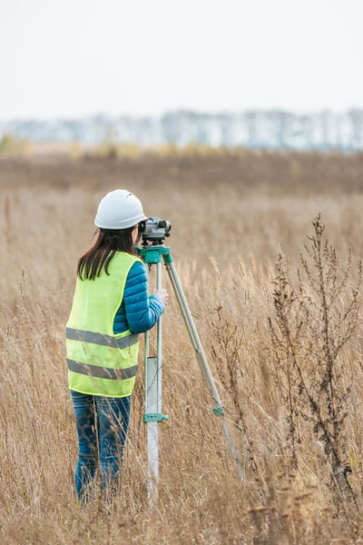 Achteraanzicht Van Meteropnemer Die Met Digitaal Niveau Het Veld Werkt — Stockfoto