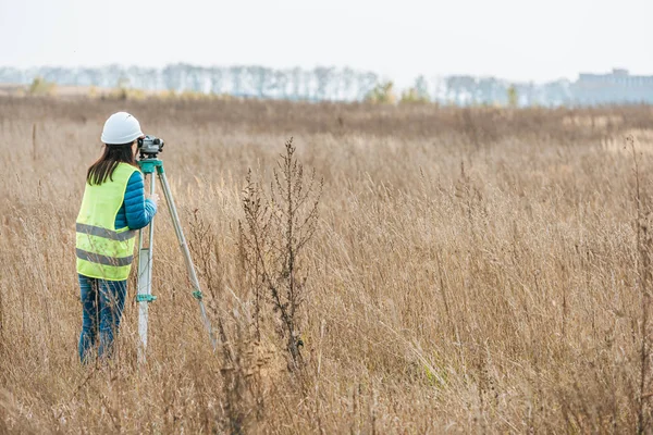 Achteraanzicht Van Meteropnemer Die Met Digitaal Niveau Het Veld Werkt — Stockfoto