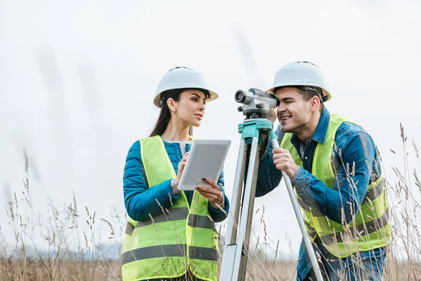 Mätare Som Arbetar Med Digital Nivå Och Surfplatta Fältet — Stockfoto