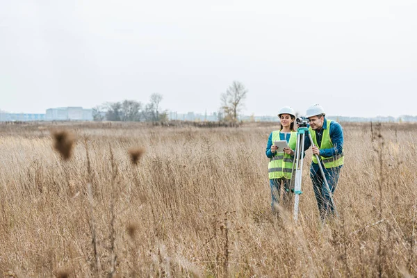 Surveyors Digital Level Tablet Working Field — Stock Photo, Image