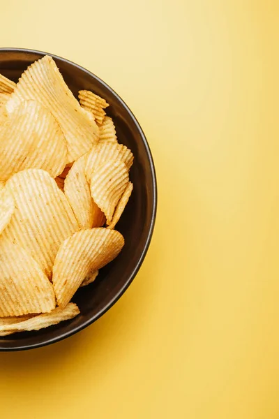 Top view of delicious crispy potato chips in bowl on yellow background — Stock Image Top View Delicious Crispy Potato Chips Bowl Yellow Background Stock Image