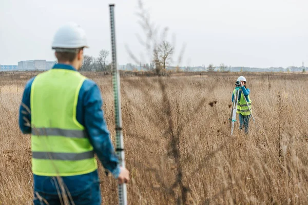 Selective Focus Surveyors Measuring Land Digital Level Ruler Field — Stock Photo, Image