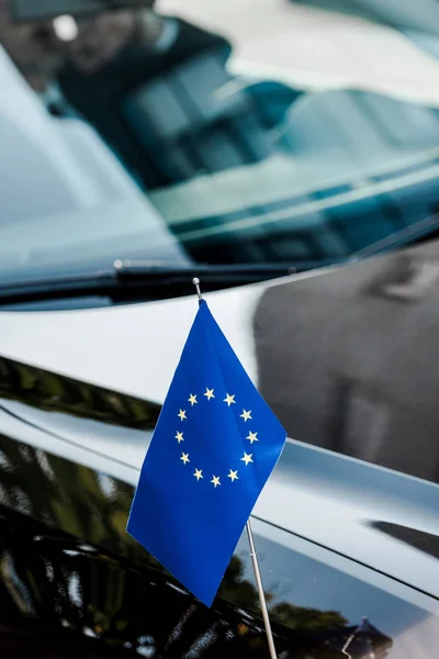 Selektiver Fokus Der Europäischen Gewerkschaftsfahne Der Nähe Des Schwarzen Autos — Stockfoto