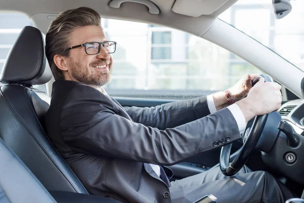 Feliz Embaixador Barbudo Segurando Volante Durante Condução Carro — Fotografia de Stock