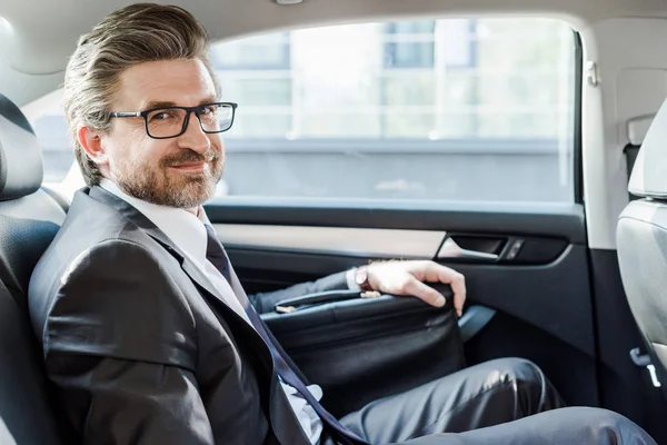 Glücklicher Diplomat Mit Brille Sitzt Mit Aktentasche Auto — Stockfoto