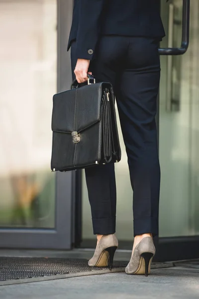 Bijgesneden Beeld Van Diplomaat Met Aktetas Deur — Stockfoto