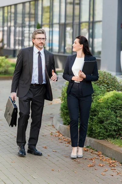 Atractiva Mujer Formal Desgaste Celebración Carpeta Mirando Diplomático Gafas Fuera —  Fotos de Stock