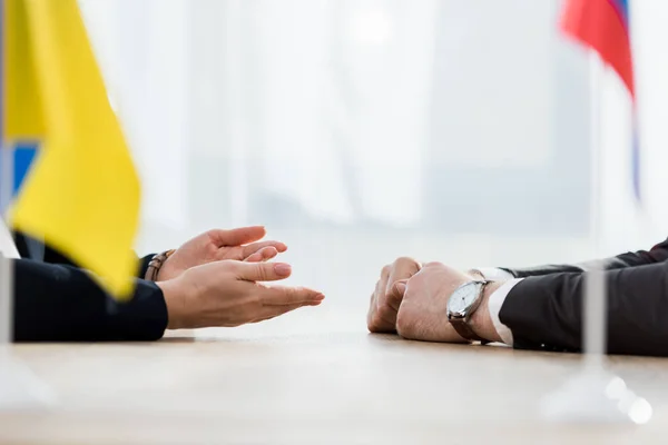 Selektiver Fokus Des Diplomaten Während Der Verhandlungen Der Botschaft — Stockfoto